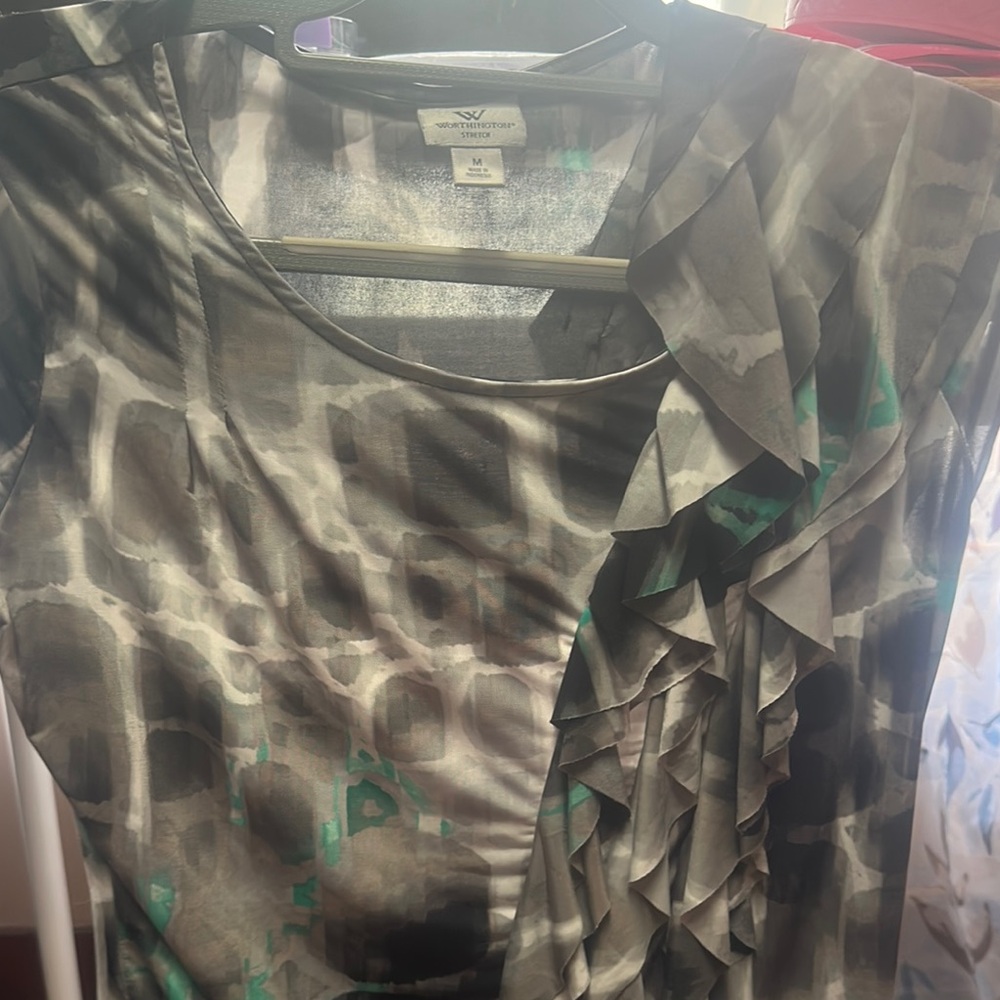 Chic Gray And Green Patterned Top - image 2
